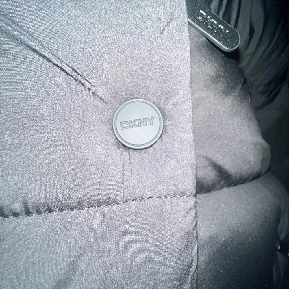 NWOT-DKNY Black Short Puffer Jacket with Plush Faux Fur Removable Collar - Picture 5 of 5